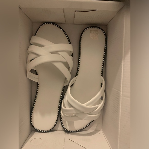 Women’s white sandal. Size 40 in European and a size 9 for USA. Brand new in box - Picture 4 of 5
